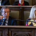 José Antonio De Santiago-Juárez y Pilar del Olmo, en un momento del Pleno.-PABLO REQUEJO / PHOTOGENIC