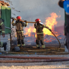 Los bomberos intervienen en un incendio en el Camino de Palomares de Valladolid, imagen de archivo.- PHOTOGENIC