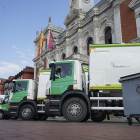 Varios camiones del servicio de limpieza frente al Ayuntamiento, en una imagen de archivo.- ICAL