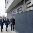Bernabé Cascón, Juan Antonio Martín Mesonero y Ricardo Andrés llegan a la sede de Cecale en Valaldolid-Pablo Requejo