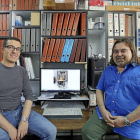 El gerente del PCM, Rafael Pablos (dcha.) y su compañero Leo, con una imagen del robot.-ICAL