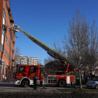 Los bomberos intervienen para retirar una antena por las fuertes rachas de viento en un edificio-ICAL