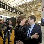 Josefa García Cirac saluda a Pablo Casado, ayer en la Feria Intur.-Ical