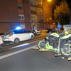 Momento en el que se retira la motocilceta del lugar del accidente, que se produjo a la altura del número 17 de la calle Madre de Dios.-J.M.LOSTAU