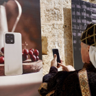 Presentación del Xiaomi 13 Series en el Museo Provincial del Vino, en el castillo de Peñafiel (Valladolid) en la Milla de Oro del Vino-Provincia de Valladolid. Asiste el presidente de la Diputación Provincial, Conrado Íscar; el alcalde de la localidad, Roberto Díez, y los maestros artesanos que han participado en la grabación de la campaña. -ICAL