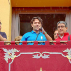 El portavoz del PP en Tordesillas arropa al alcalde al anunciar que el torneo de este año se declaró nulo.-S.G. C.
