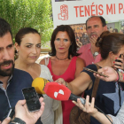 El precandidato a la Secretaría General del PSCyL, Luis Tudanca (I) junto a la secretaria general del PSOE palentino, Miriam Andrés; ya María Luz Martinez Seijo, antes del encuentro con militantes socialistas de Palencia-ICAL