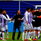 El entrenador del Valladolid entró en el campo tras el encuentro para felicitar a sus jugadores.-PHOTO-DEPORTE