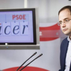 El secretario de organización del PSOE, César Luena, este miércoles tras anunciar la destitución de Tomás Gómez.-Foto:   EFE / LUCA PIERGIOVANNI