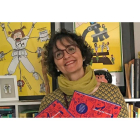 La médica e ilustradora vallisoletana Mónica Lalanda, sostiene un ejemplar del libro distinguido por 'The New York Times'. / Imágenes cedidas por Mónica Lalanda.