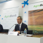 El director territorial de CaixaBank en Castilla y León-Asturias, José Manuel Bilbao (D), y del director de banca de particulares y segmento agrario, Enrique Muñoz (I)-Ical