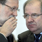El presidente del Gobierno, Mariano Rajoy, conversa junto al presidente de la Junta, Juan Vicente Herrera-Ical