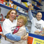 Leonor se entera en el establecimiento de que su décimo tiene premio, en compañía de los hermanos Pilar y Juan Carlos Arribas.-J. M. LOSTAU