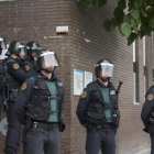 Un grupo de guardias civiles custodian, el domingo, la puerta de un CAP de Sant Andreu de la Barca que fue un punto de votación del referéndum.-ALBERT BERTRAN