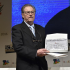 Millán Maroto sostiene su placa de reconocimiento.-VALENTÍN GUISANDE