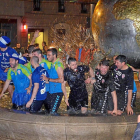 Los jugadores se bañan en la fuente de la Plaza de España tras su regreso a Valladolid en la madrugada del domingo.-E. M.