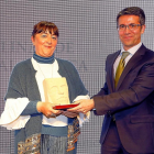 Celiano García, delegado de Iberdrola, entrega el premio a Carmen del Hoyo.-J. M. LOSTAU
