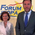 Carmen Calvo y Óscar Puente, en un momento de su intervención en el Fórum Europa.-RAQUEL P. VIECO