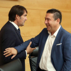 El consejero de Fomento y Medio Ambiente, Juan Carlos Suárez-Quiñones, conversa cohn el procurador de la UPL, Luis Mariano Santos.-ICAL