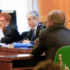 De la Riva en el juicio, con la fiscal y el letrado municipal al fondo.-J.M. LOSTAU