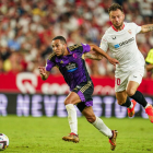 Anuar se zafa de Rakitic en la jugada que terminó con el gol del Real Valladolid en Sevilla. / RV / I. SOLA