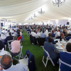 La carpa situada en el césped acogió a  450 personas.-J.M. LOSTAU