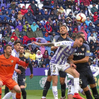 Calero remata un córner con la presencia de Sergi Gómez y Gonalons.-MIGUEL ÁNGEL SANTOS