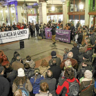 Imagen de la concentración de repulsa celebrada ayer en la Plaza de Fuente Dorada convocada por la Coordinadora de Mujeres de Valladolid-J.M.Lostau