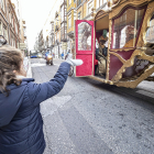 Una niña saluda al Rey Baltasar durante la Cabalgata celebrada el pasado día 5 en Valladolid. / PABLO REQUEJO