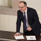 Jordi Turull durante la firma la de declaración.-JORDI PLAY/ACN