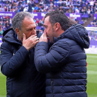 Caparrós y Sergio, que coincidieron en el Deportivo, hablan antes del comienzo del partido.-MIGUEL ÁNGEL SANTOS