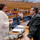 La consejera de Cultura y Turismo, Josefa García, conversa con el procurador socialista José Ignacio Martín, durante el Pleno de las Cortes de Castilla y León.-ICAL