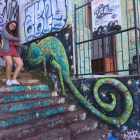 Ana Alonso junto a un graffiti en Valparaíso, Chile .-E.M.
