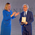 Juan José Badiola recibe de Pilar del Olmo el premio Personaje Único 2019.-J. M. LOSTAU