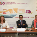 El presidente de la Sociedad Española de Farmacia Hospitalaria, José Luis Poveda, informa sobre el 59 Congreso nacional de la organización. Junto a él, Mercedes Godoy (I), presidenta del Comité Organizador; y Ana López, presidenta del Comité Científico-Ical