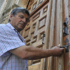 Carlos, amo de llaves y guía turístico de la soriana iglesia de Brías.-VALENTÍN GUISANDE