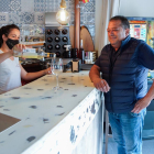 Una camarera atiende a un cliente en la barra de  un bar de Valladolid. J. M. LOSTAU