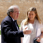 El presidente de la Junta de Castilla y León, Juan Vicente Herrera, y la consejera de Economía y Hacienda, Pilar del Olmo, conversan durante el IV Congreso Regional de Empresa Familiar-ICAL