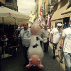 Varios integrantes de la Marcha Blanca entran en Medina de Rioseco acompañados del alcalde, Artemio Dominguez, a través de la Rúa Mayor.-M.C.