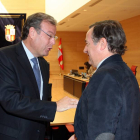 El consejero de Fomento y Medio Ambiente, Antonio Silván, conversa con el procurador de UPL, Alejandro Valderas-Ical