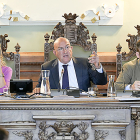 El alcalde, Jesús Julio Carnero, interviene en el Pleno desde la mesa presidencial flanqueado por Irene Carvajal y Francisco Blanco. J.M. LOSTAU