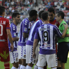 Jugadores blanquivioleta protestan a Piñeiro Crespo por la expulsión de Juan Villar.-Diego Mayor
