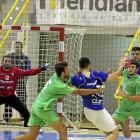 Un jugador del Antequerra agarra de la camiseta a Rober para evitar un lanzamiento-LOF