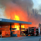 Intervención del servcio de Bomberos de Valladolid para extinguir el fuego en una gasolinera de Arroyo. J.M. LOSTAU