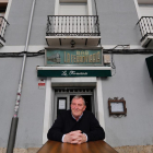 El propietario del bar la Ferroviaria, José Luis Martínez , que cumple 120 años en su emblemático establecimiento. PHOTOGENIC