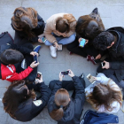 Un grupo de estudiantes de Secundaria, con sus teléfonos durante el recreo.-M.Á.SANTOS