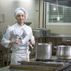 FernandoBenito posa en las cocinas del Diego de Praves con dos cuchillos.-MIGUEL ÁNGEL SANTOS