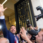 El nuevo alcalde, Óscar Puente, saluda a varios centenares de personas se concentran a las puertas del Ayuntamiento para mostrar el apoyo al nuevo equipo de Gobierno municipal-Ical