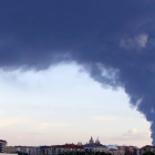 Columna de humo del incendio en la Planta de Reciclaje de Neumáticos de Ardoncino (León), vista desde la capital-Ical