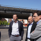 El alcalde de Valladolid y candidato socialista a la reelección, Óscar Puente, junto al Arco de Ladrillo.- ICAL